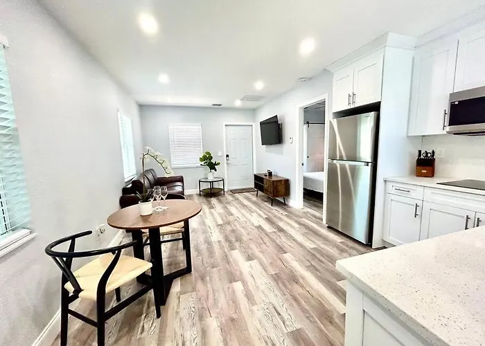 Gorgeous & Convenient Apartment Near Airport