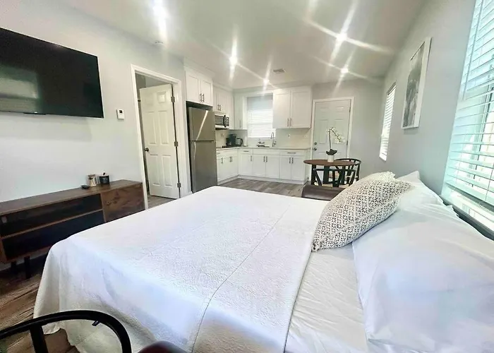 Gorgeous & Convenient Apartment Near Airport